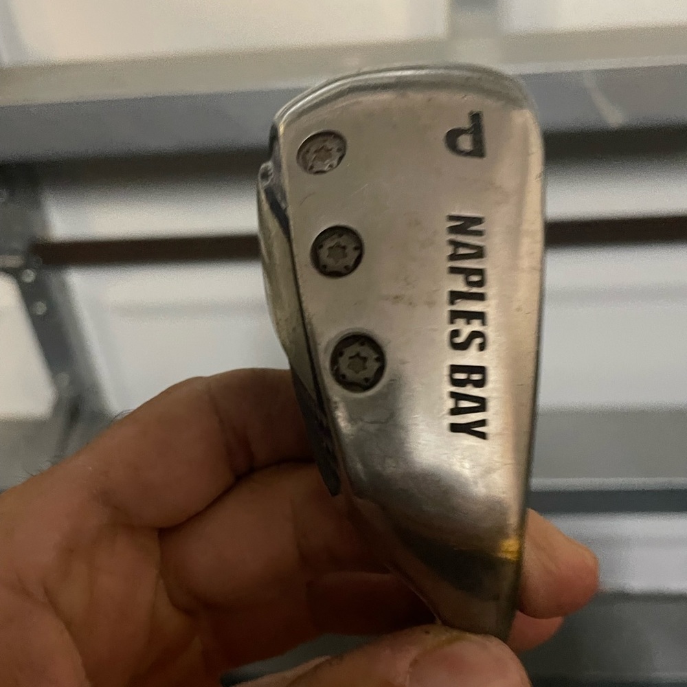 Naples bay hybrid pitching wedge in right handed 
Graphite shaft